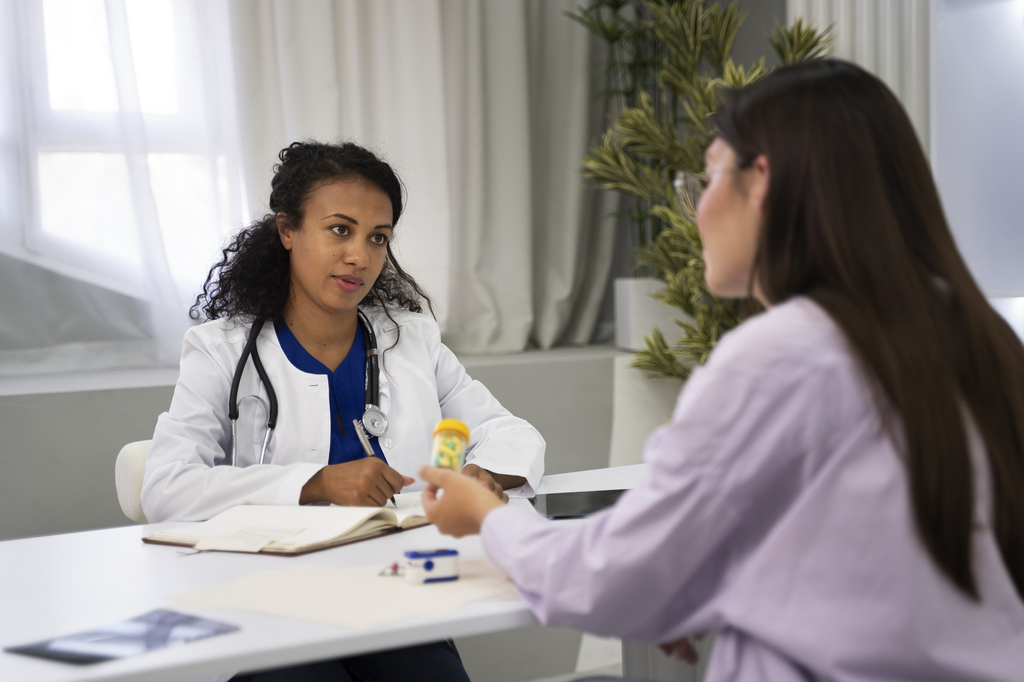 Mulher conversando com médico sobre riscos de medicamentos para fertilidade