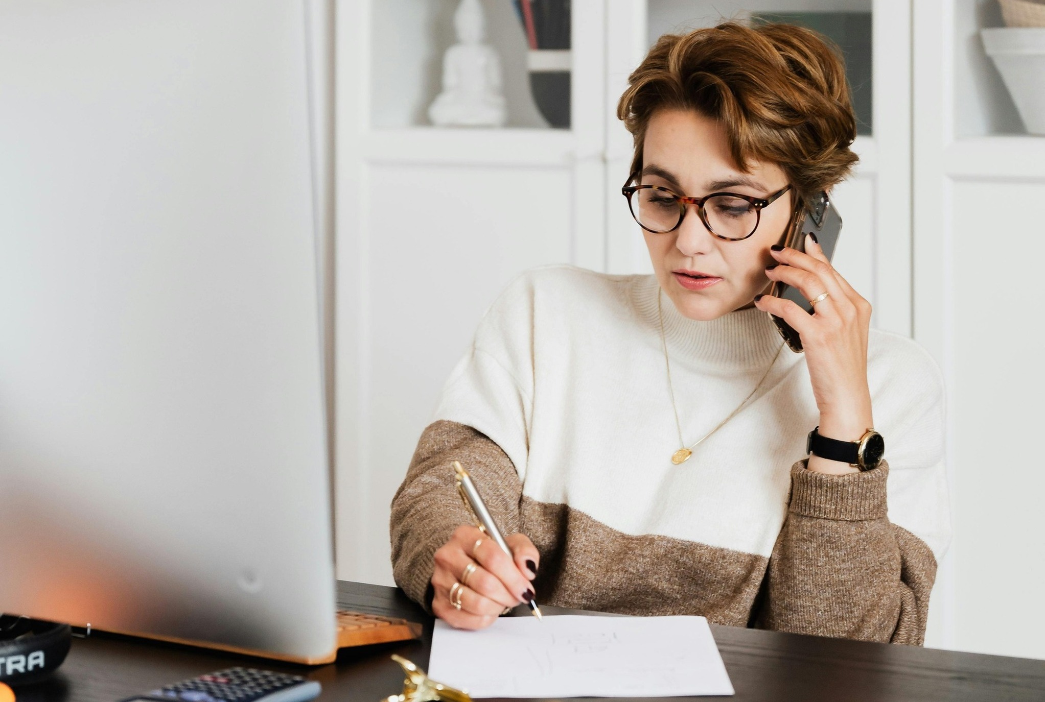 Mulher moderna focada no trabalho