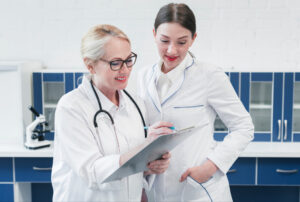 Obstetra e médico fetal analisam o ultrassom em conjunto para oferecer cuidado integral à gestante e ao bebê.